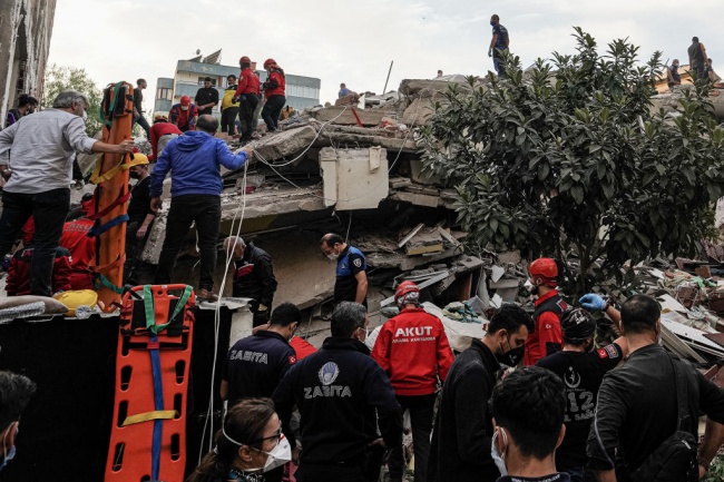 Мощно земетресение удари турския град Измир