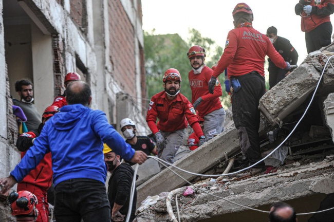Мощно земетресение удари турския град Измир