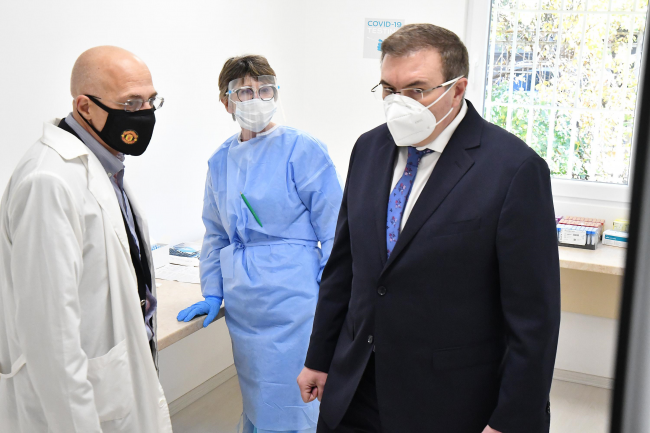 Здравният министър провери новосъздаден пункт за триаж на пациенти и тестване за COVID-19