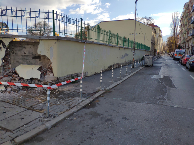 Микробус се заби в оградата на училище в София