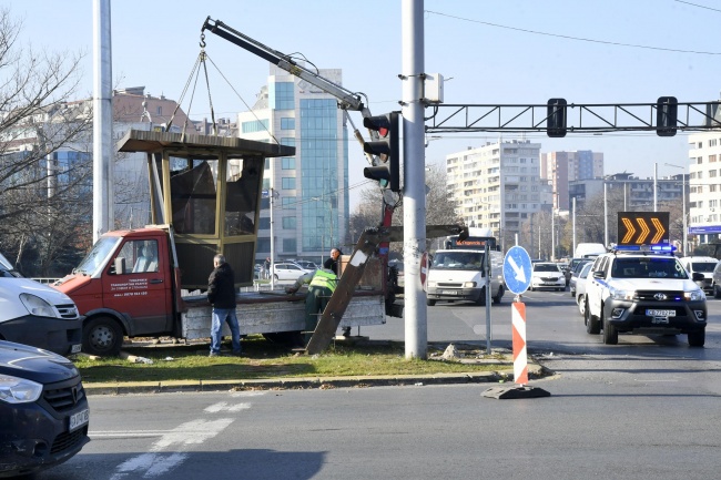 Демонтираха полицейска будка в центъра на София