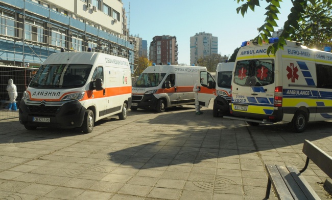 Триажният център за COVID-19 в Бургас изнемогва