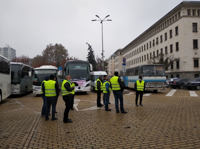 Автобусни и таксиметрови превозвачи излязоха на протест в центъра на София