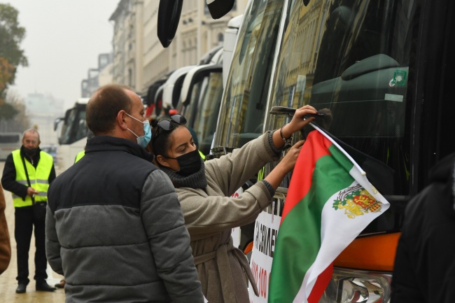 Автобусни и таксиметрови превозвачи излязоха на протест в центъра на София