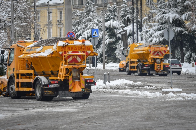 Сняг затрупа София, близо 200 снегорина чистят улици и пътища