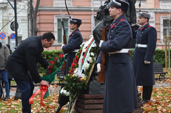 Президентът Румен Радев поднесе венец пред паметника на Никола Вапцаров