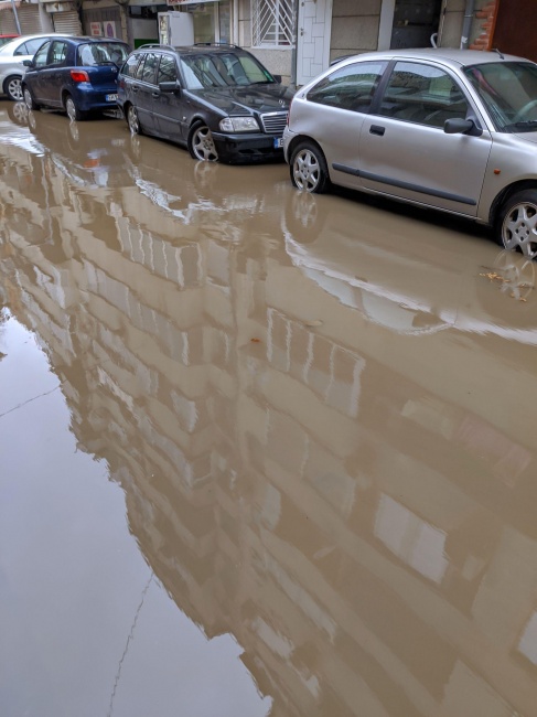Варненска улица заприлича на езеро заради запушена канализация 