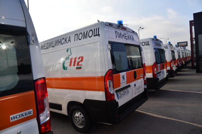 Здравният министър предаде ключовете на 20 нови линейки