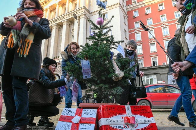  Протестиращи сложиха празнична елха пред Министерски съвет