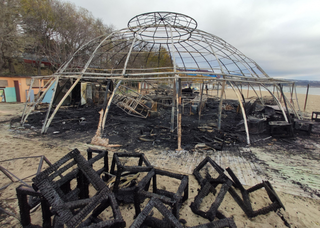 Плажно заведение изгоря до основи във Варна