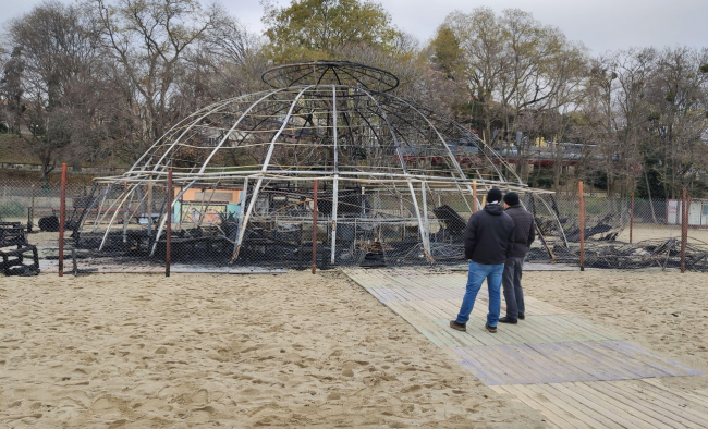 Плажно заведение изгоря до основи във Варна