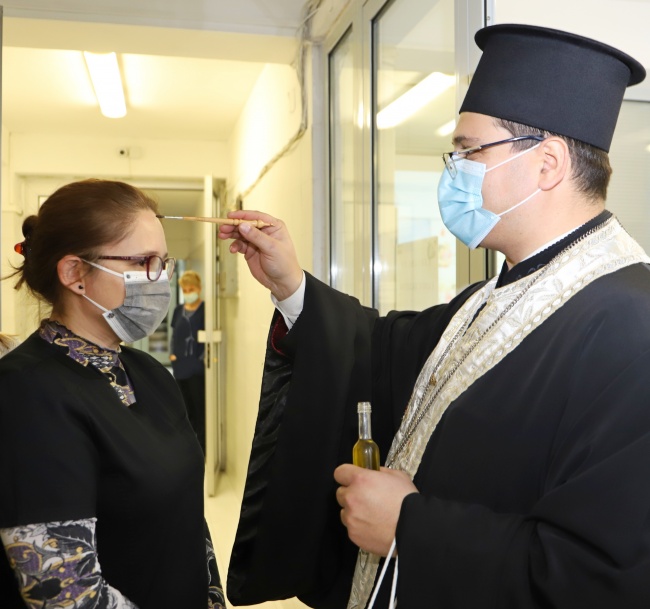 Свещеници благословиха медици и пациенти във ВМА