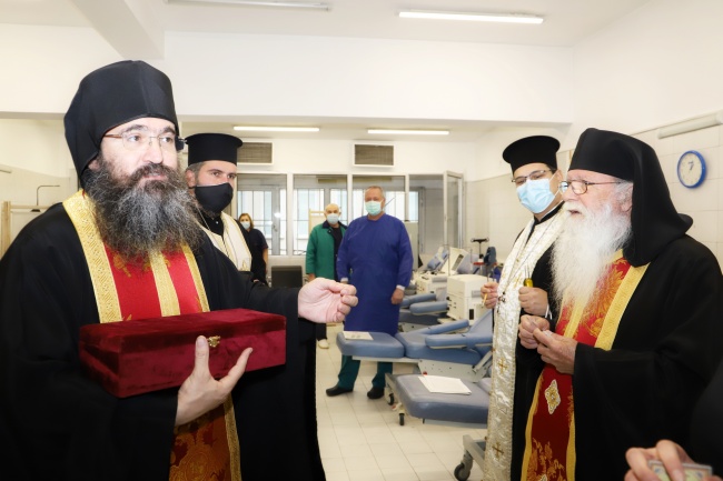 Свещеници благословиха медици и пациенти във ВМА