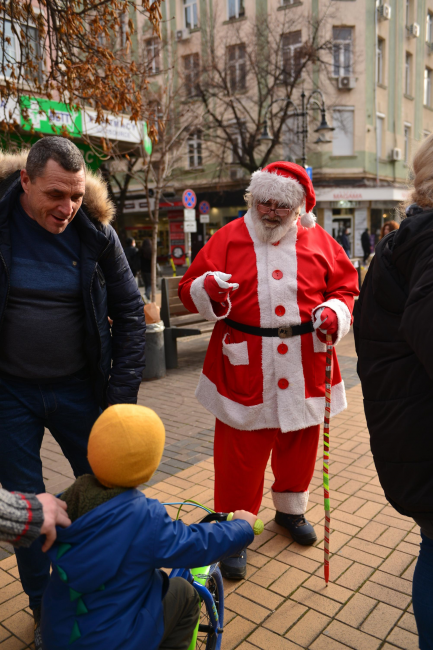 Дядо Коледа се разходи по софийските улици