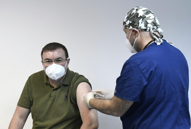 Започна ваксинацията срещу COVID-19, проф. Ангелов е първият имунизиран у нас