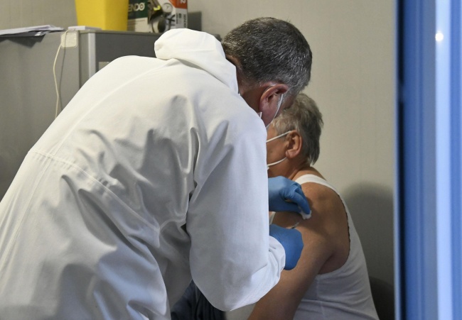 Медици от УМБАЛ Александровска се ваксинираха