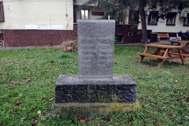 Скандал предизвика възстановена паметната плоча на Петимата от РМС в София 