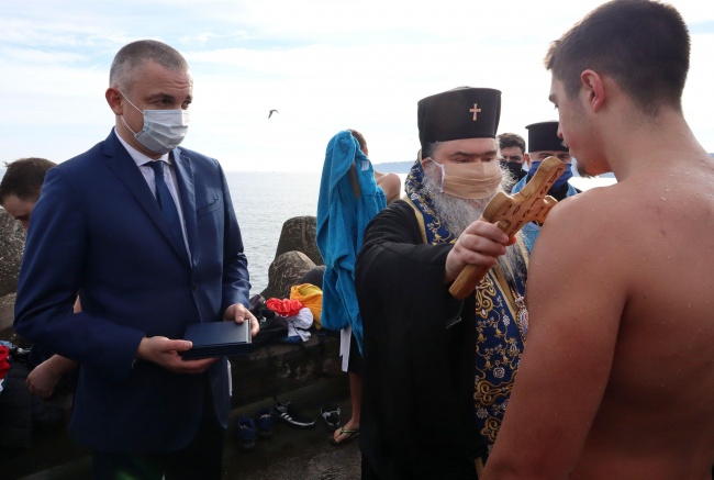 20-годишен състезател по водна топка спаси кръста във Варна на Йордановден