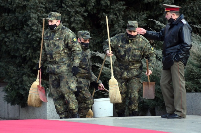 Традиционен празничен водосвет на бойните знамена и знамената светини на Българската армия