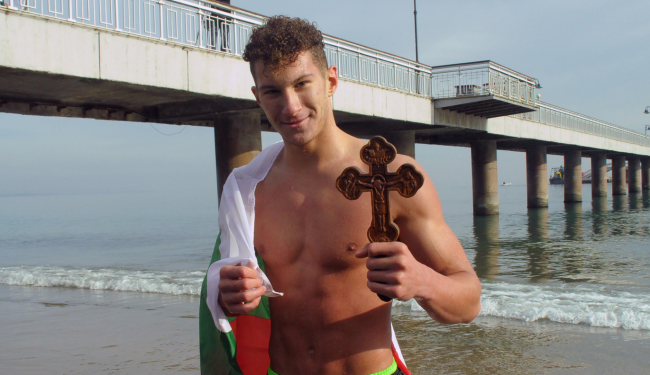 18-годишният Иван Гайтанджиев спаси Светия кръст в Бургас