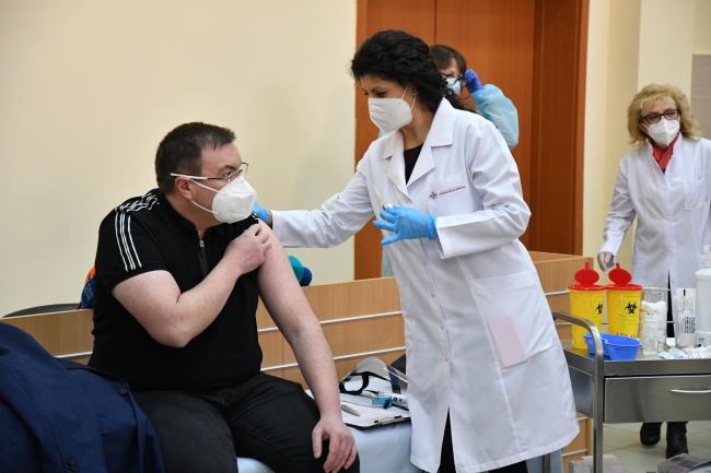 Поставиха втора ваксина на здравния министър 
