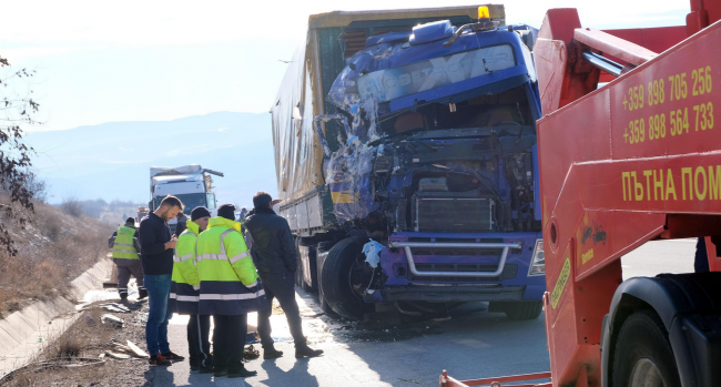 Камиони с масло и мандарини катастрофираха на АМ "Струма"