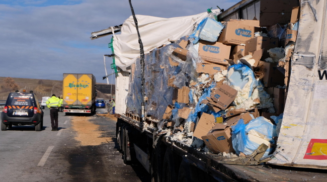 Камиони с масло и мандарини катастрофираха на АМ "Струма"