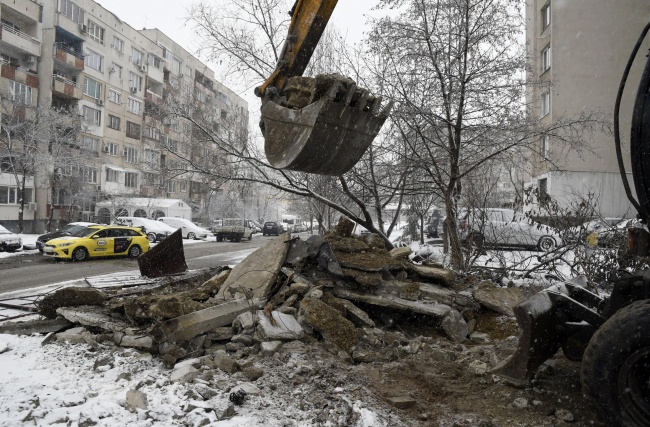  Багери продължават със заличаването на незаконните гаражи в София 