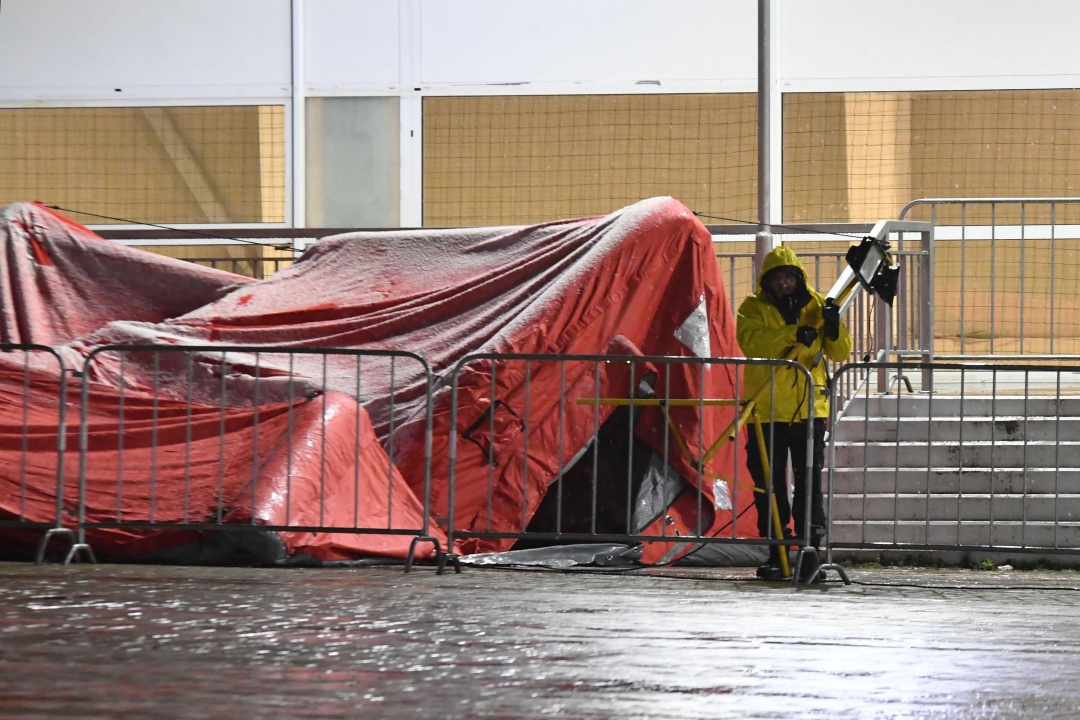 Падна палатката пред Арена Армеец, в която влизат с чувалите изборни протоколи