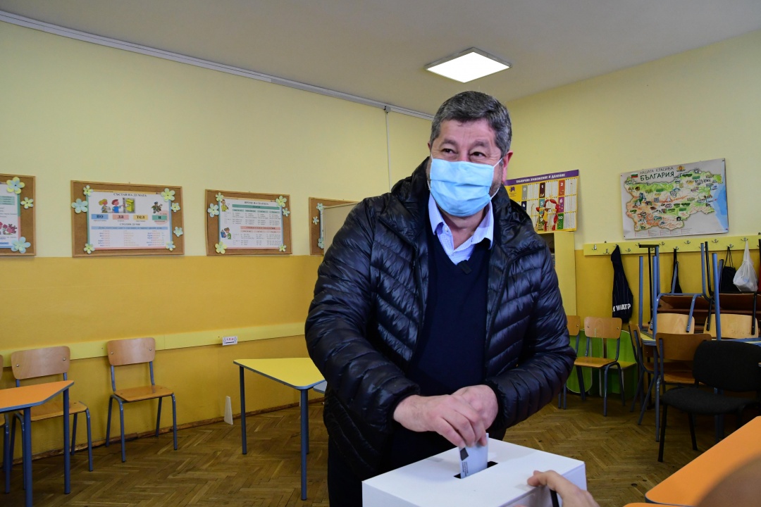 Христо Иванов гласува