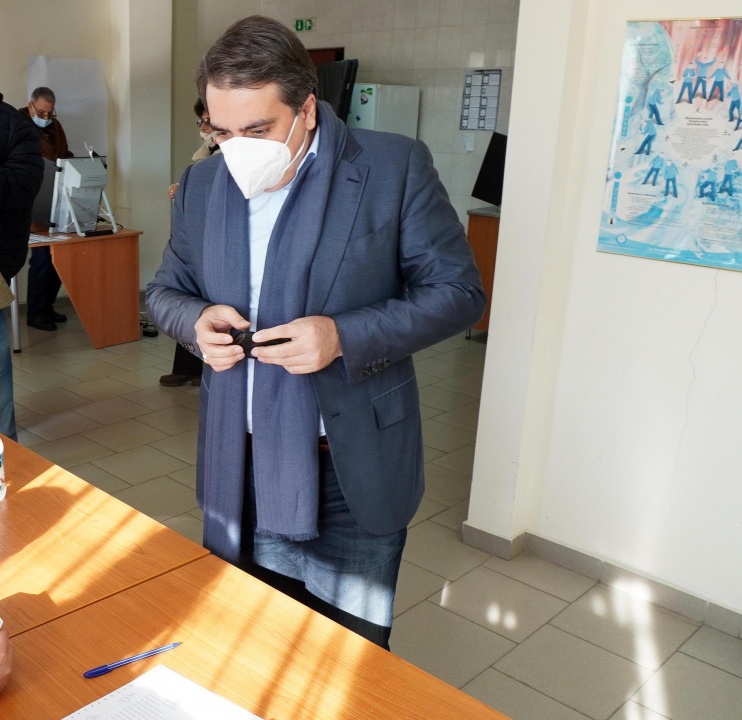 Асен Василев гласува в Хасково: Да подредим държавата и да я изчистим