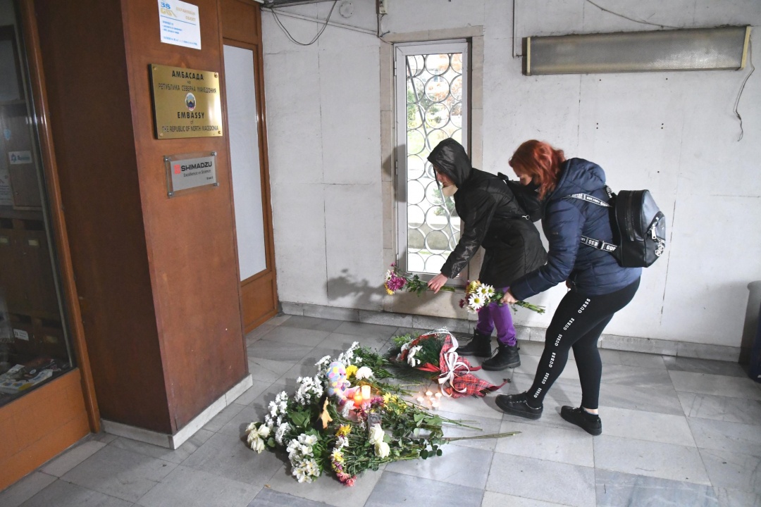 Вълна от съпричастност пред посолството на РСМ в София след трагедията на АМ Струма