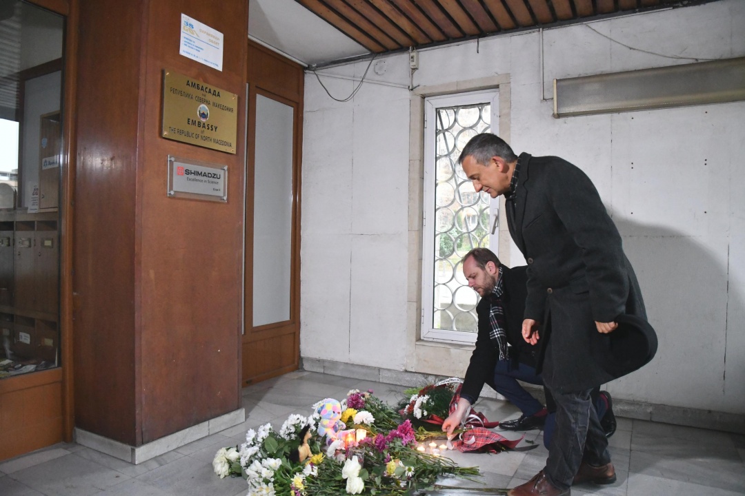 Вълна от съпричастност пред посолството на РСМ в София след трагедията на АМ Струма