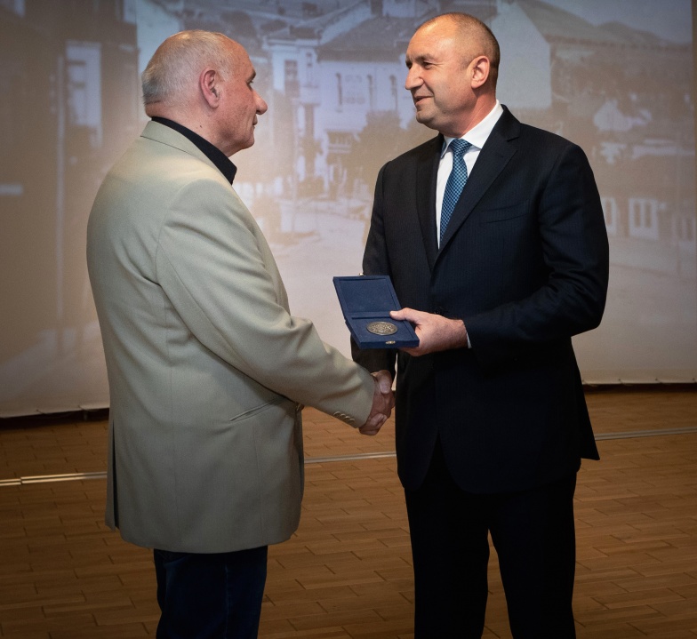Румен Радев удостои журналиста Симеон Идакиев с Почетния знак на държавния глава