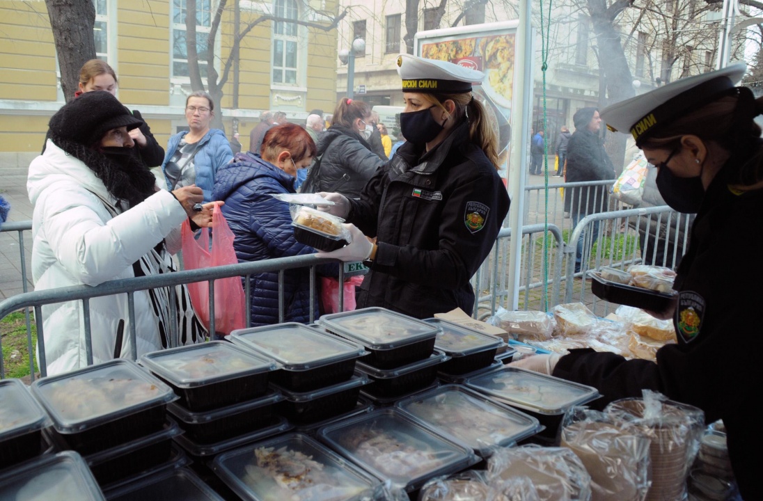Стотици бургазлии се наредиха на опашка за безплатен рибен курбан