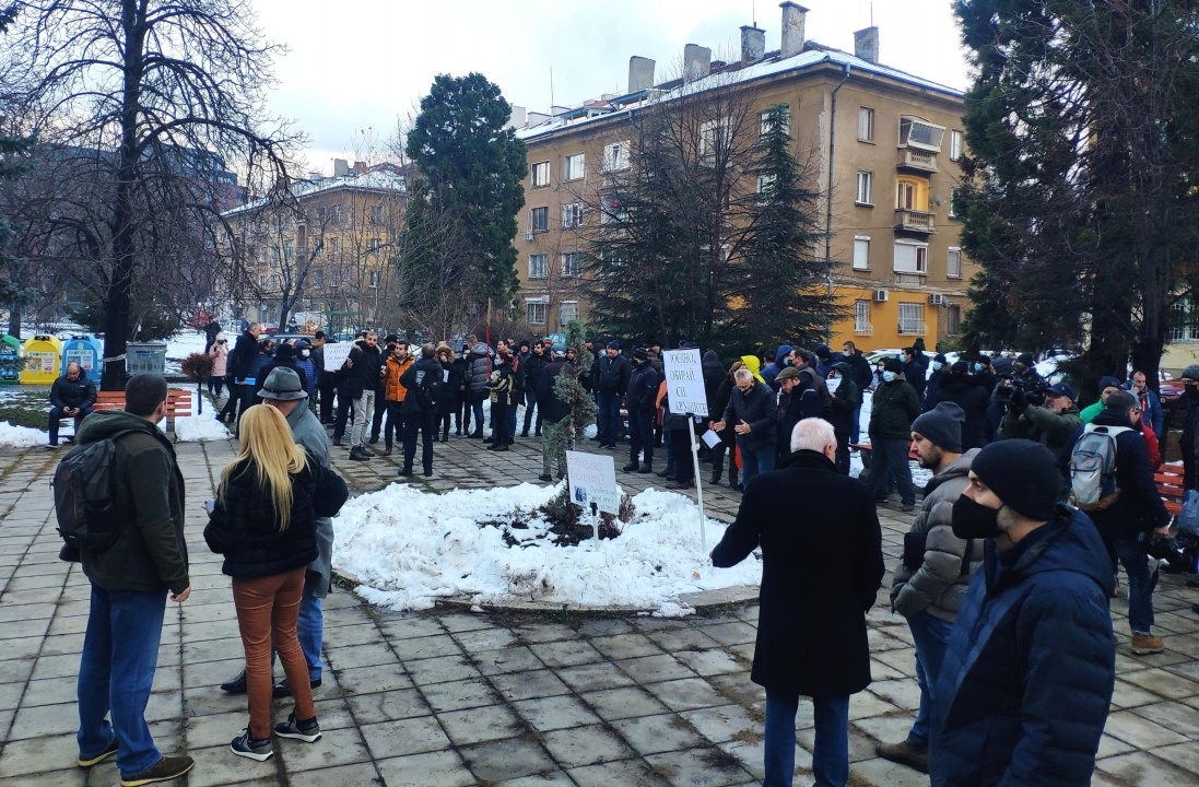 Граждани на протест срещу кметицата на район Красно село в столицата