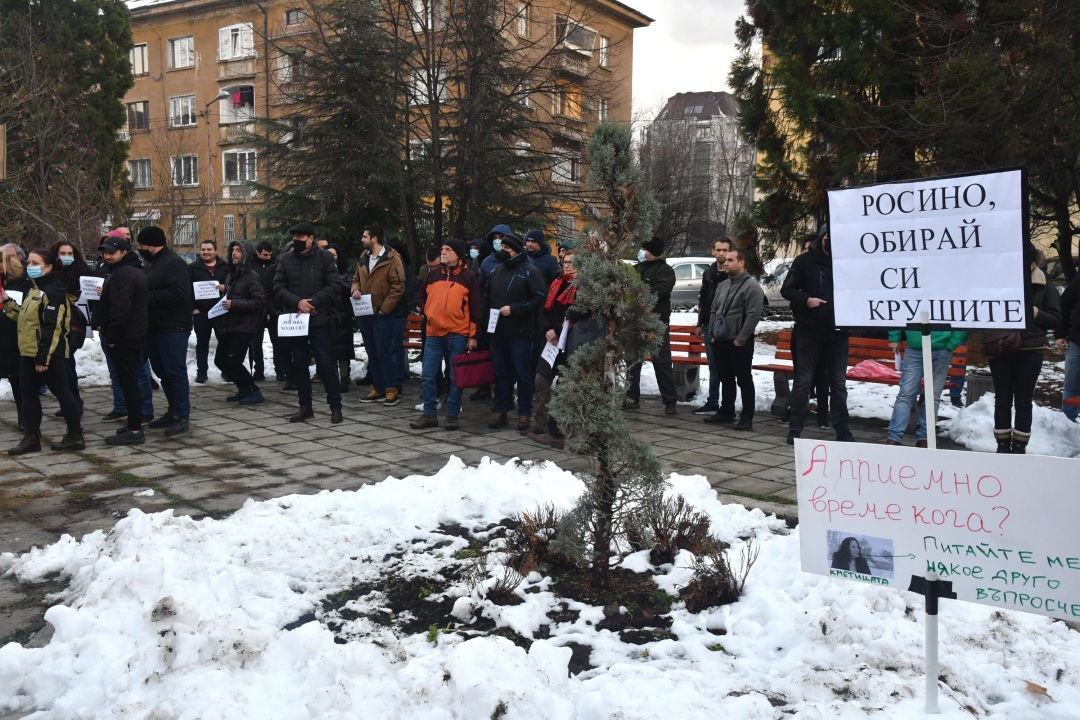 Граждани на протест срещу кметицата на район Красно село в столицата