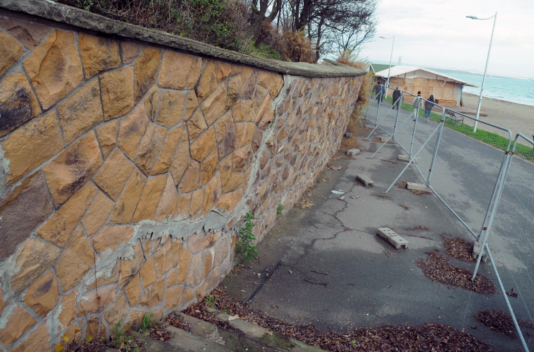 Подпорна стена на крайморската алея в Бургас е пред срутване