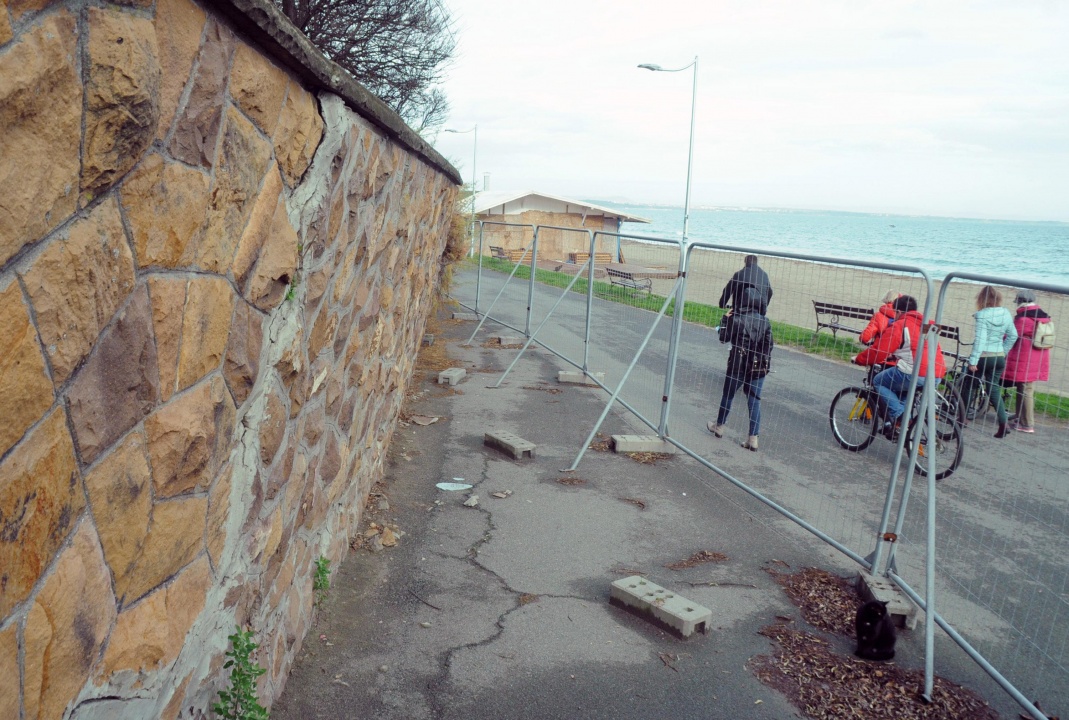 Подпорна стена на крайморската алея в Бургас е пред срутване