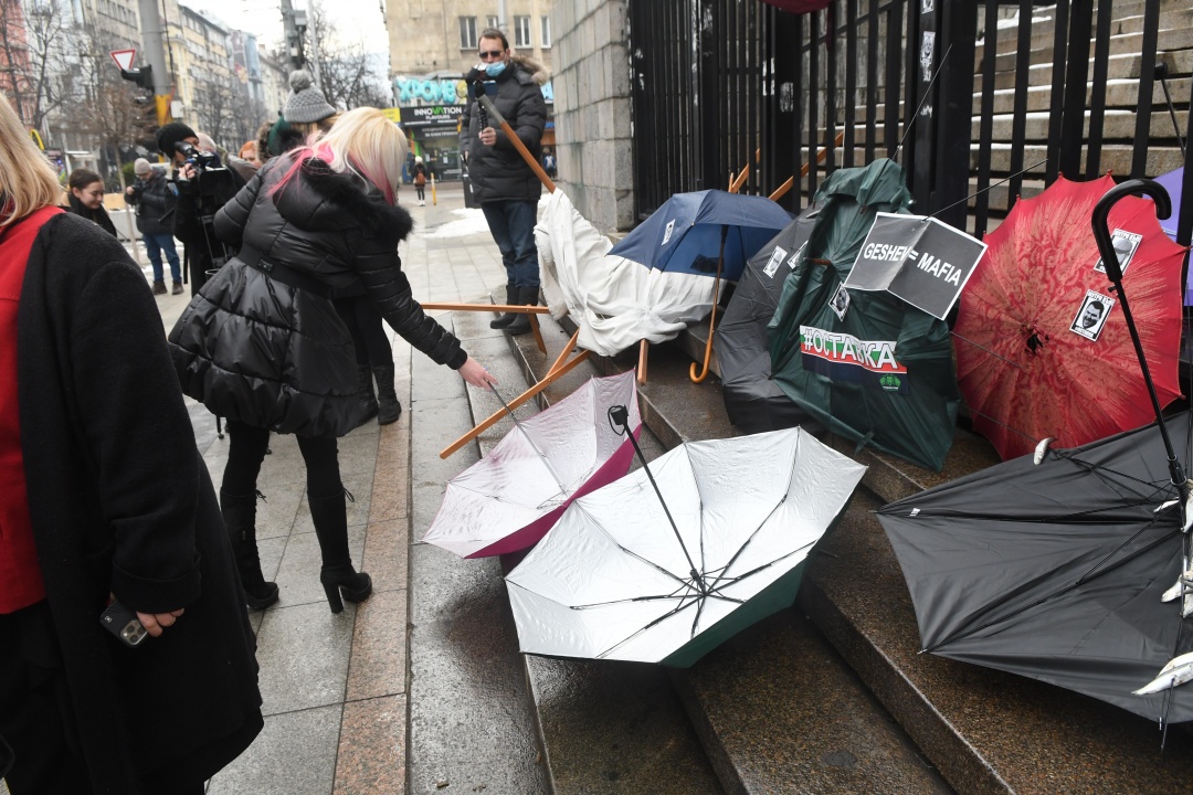 Нахвърляха счупени чадъри и развалена цаца пред Съдебната палата