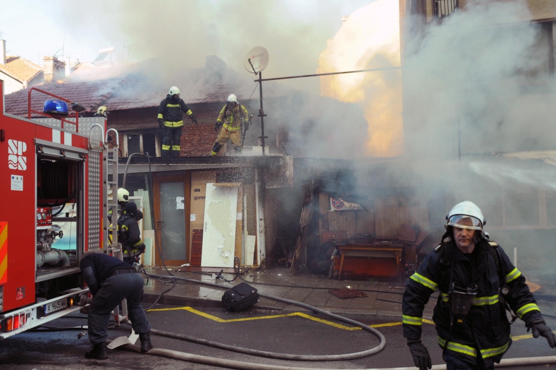 Запали се къща в Бургас, има пострадали