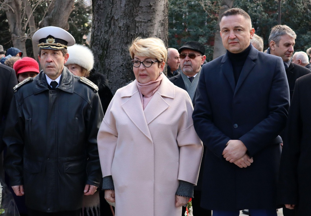 Руският посланик поднесе цветя на паметници във Варна