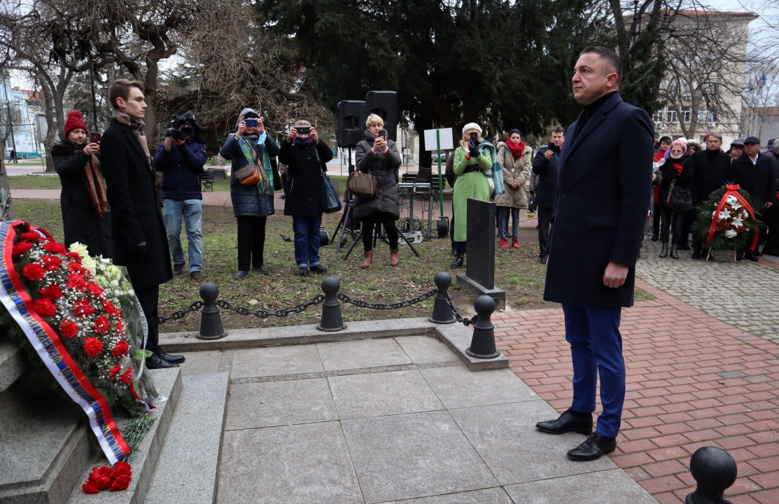 Руският посланик поднесе цветя на паметници във Варна