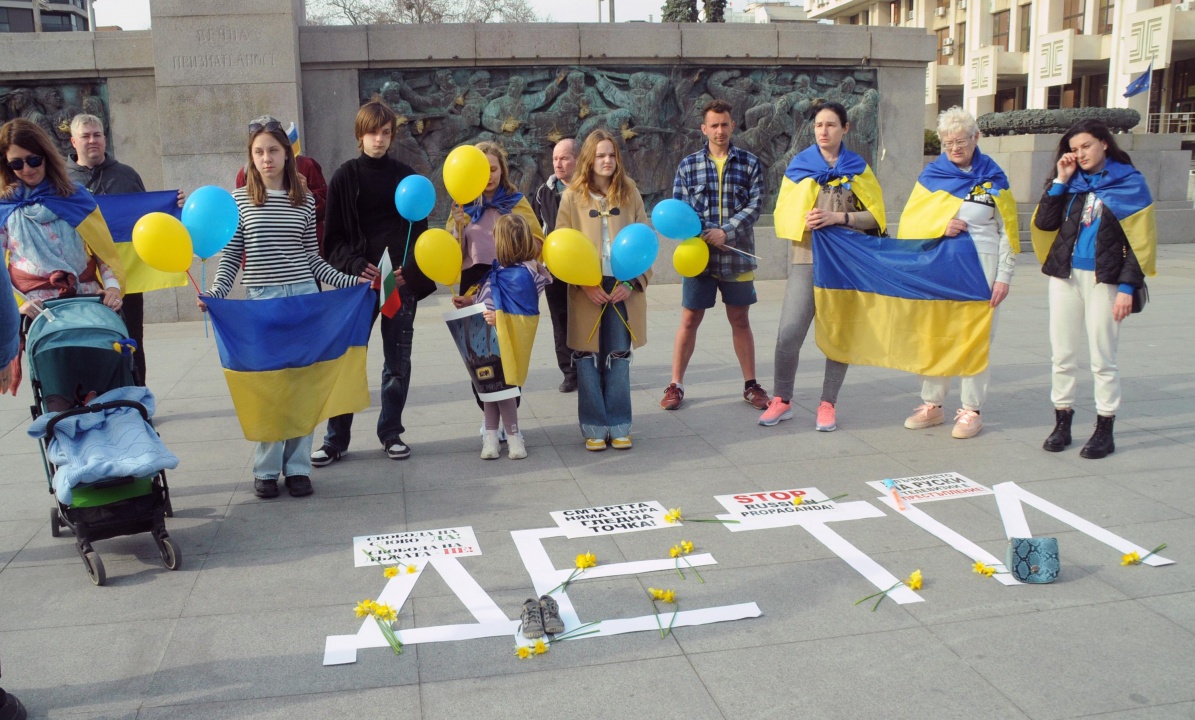 Украинци и бургазлии се събраха на мирен протест в центъра на Бургас