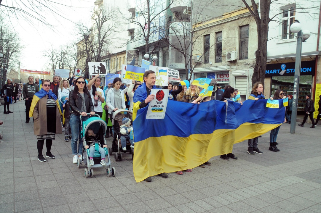 Украинци и бургазлии се събраха на мирен протест в центъра на Бургас