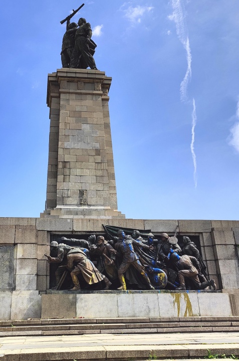 Отново заляха с боя паметника на съветската армия