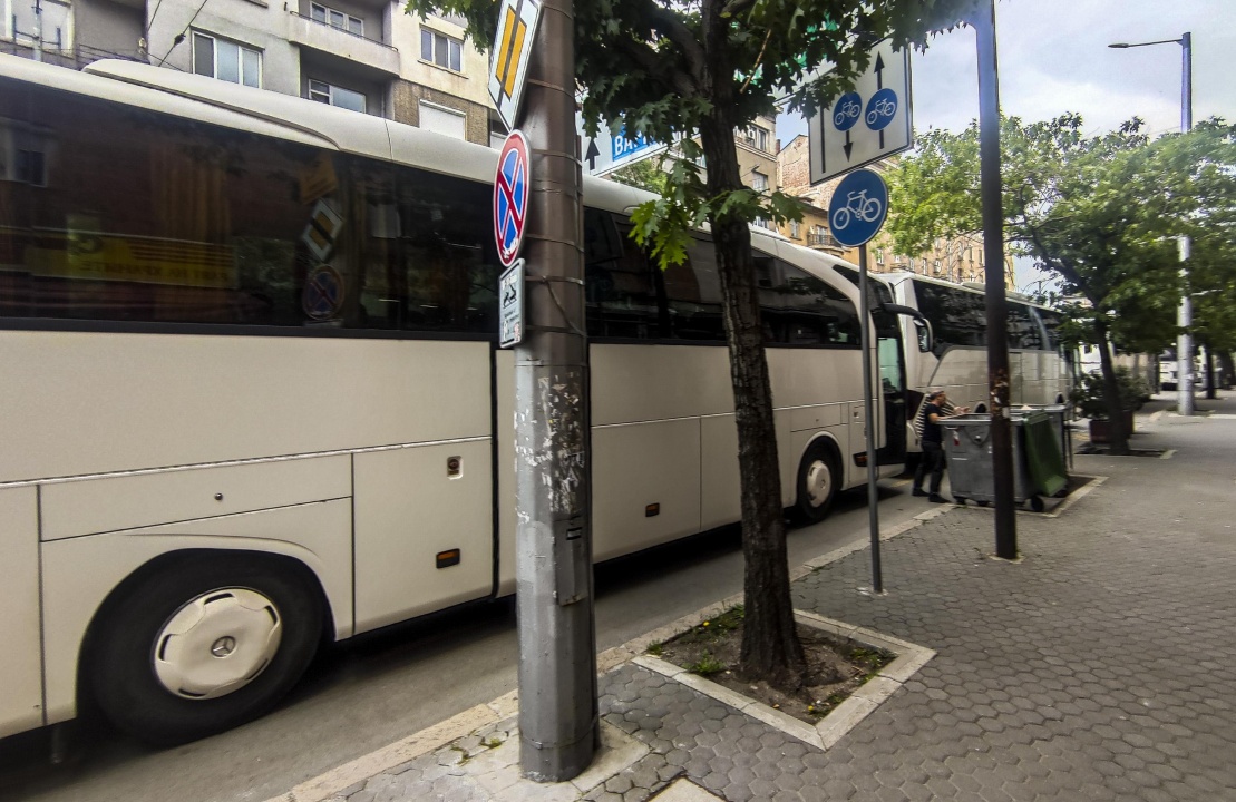 Автобуси с привърженици на ДПС пристигнаха в столицата за протеста срещу кабинета