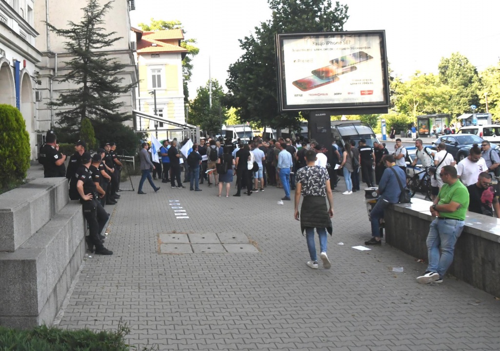 Активисти на ИТН започнаха протест пред спортното министерство