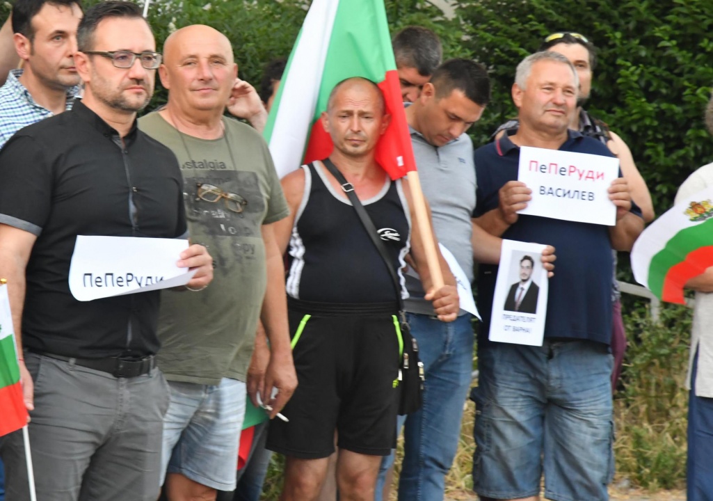 Активисти на ИТН започнаха протест пред спортното министерство