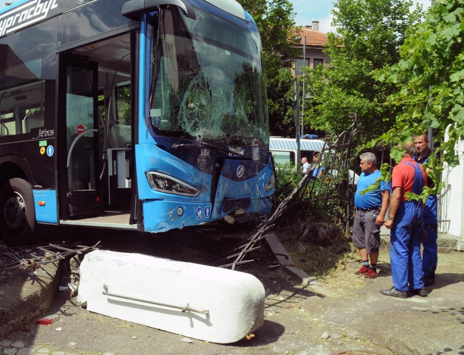 Двама са пострадали при днешната катастрофа с автобус в Бургас